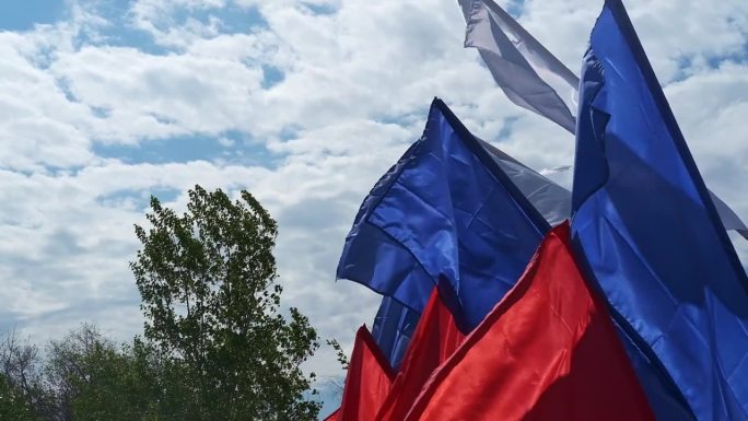 俄罗斯三色旗在天空的映衬下展开。