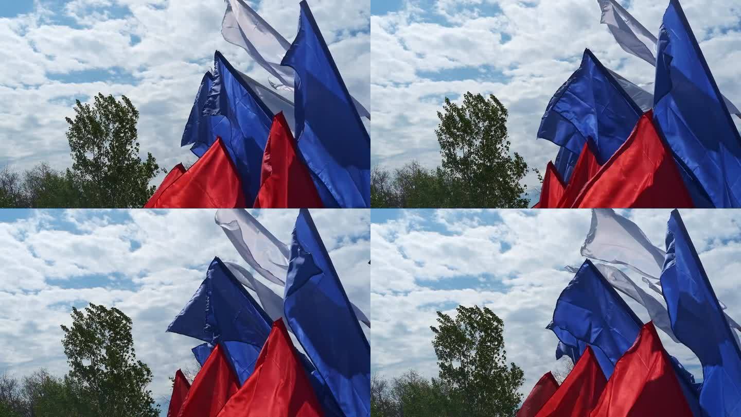 俄罗斯三色旗在天空的映衬下展开。