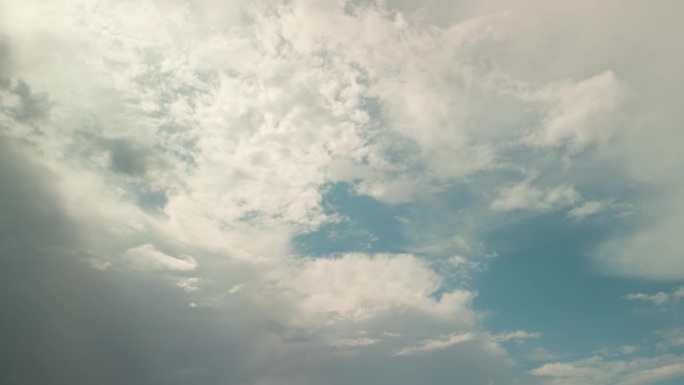 暴雨前乌云在阴沉的天空中形成