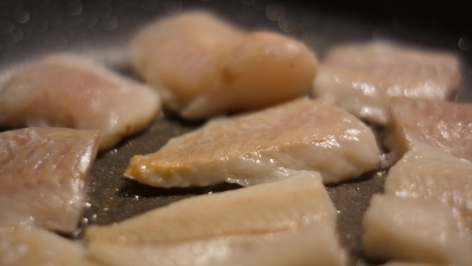 近距离油煎鱼片鳕。烤健康食品。油炸鳕鱼片鱼片与香料特写。健康饮食食品欧米茄3。低热量的白肉。