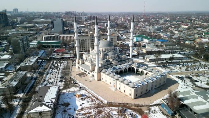 伊玛目萨拉希比什凯克中央清真寺，无人机向右旋转拍摄