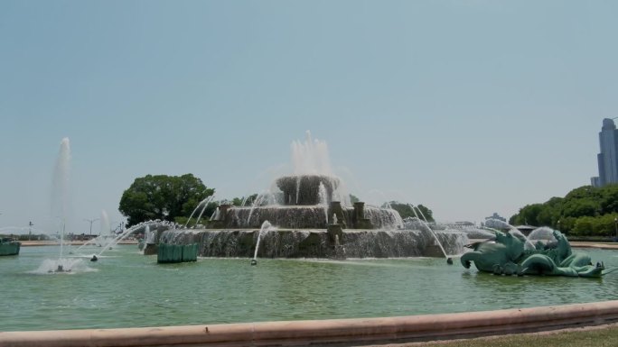 伊利诺伊州芝加哥市中心的白金汉喷泉，广角照片