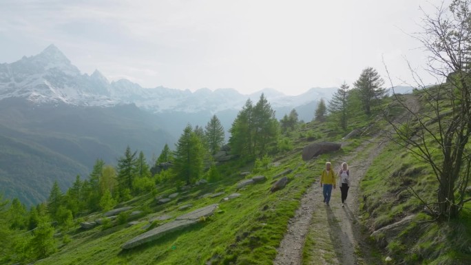 鸟瞰图，成熟的徒步旅行者走在逐渐砾石路