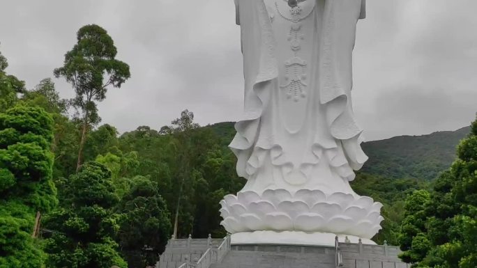 慈山寺位于香港大埔区东慈山。