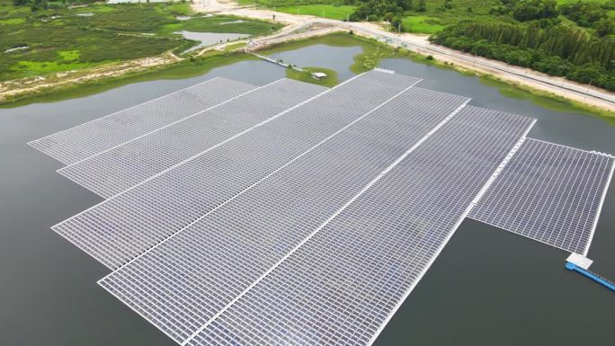 漂浮的太阳能电池发电厂用太阳能电池在湖面上发电，航拍视频