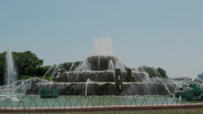 芝加哥市中心的白金汉喷泉，伊利诺伊州，芝加哥。广角镜头