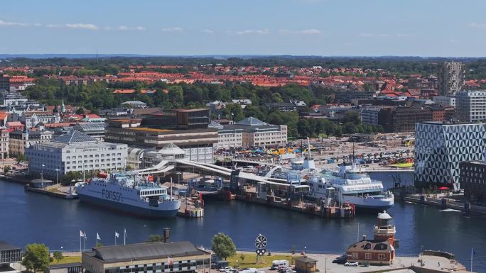 瑞典赫尔辛堡市中心和赫尔辛堡港的景色。