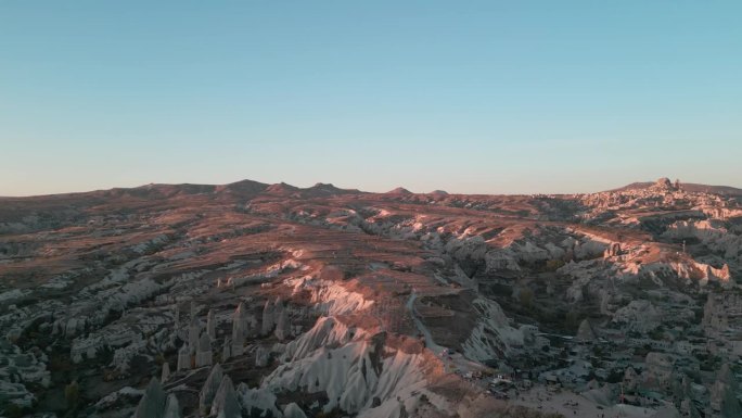 通过鸟瞰美丽的飞行旅行到土耳其的山峡谷。土耳其夜间岩石景观中的旅游石径与户外自由旅行。极端生态和石灰
