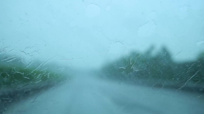 阴雨天高速路行驶的货车