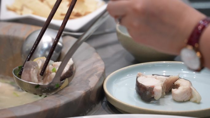 用筷子夹菜吃鱼肉