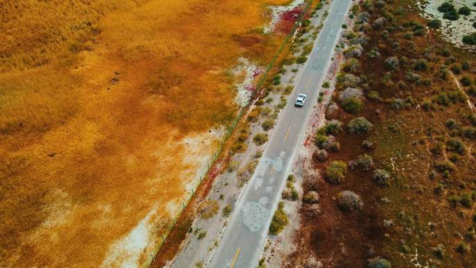 戈壁公路上行驶的汽车