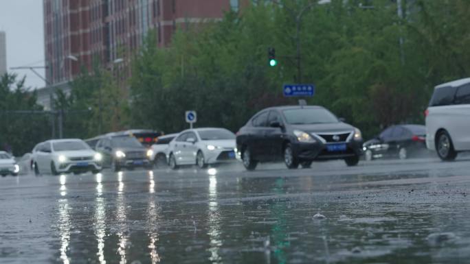 雨中外卖小哥城市下雨