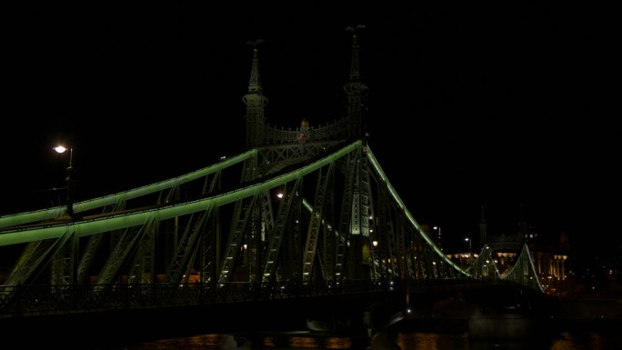 夜晚的布达佩斯多瑙河灯光桥。