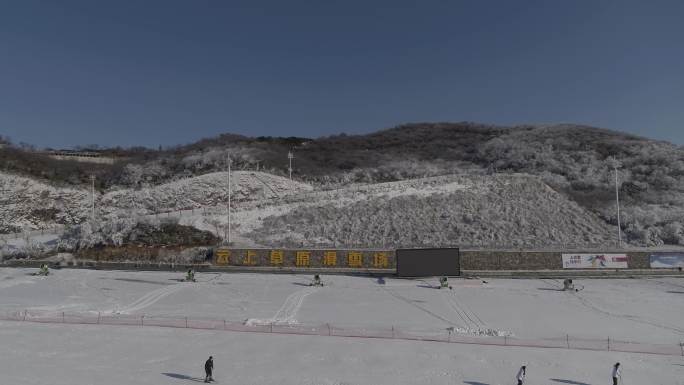 4K航拍安吉云上草原雪景滑雪