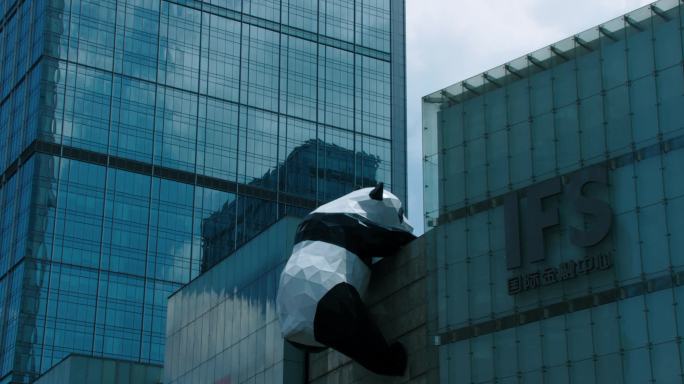 成都IFS广场上的大熊猫