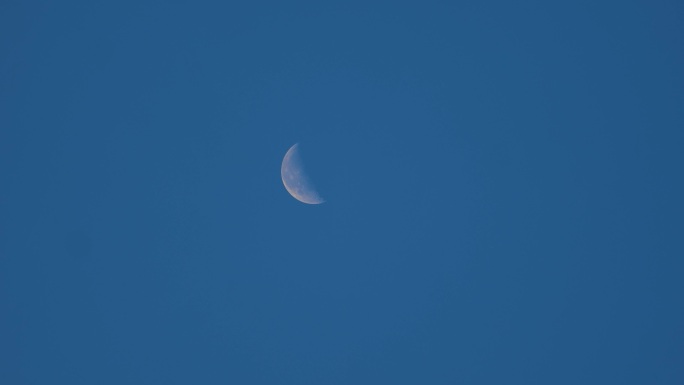 傍晚时分的月亮