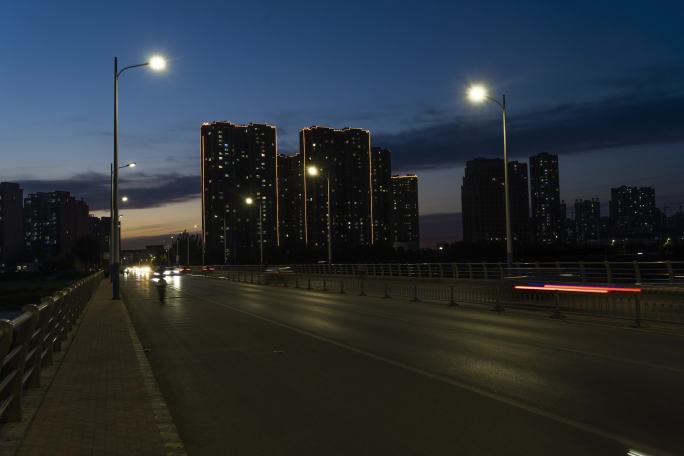 城市白天到夜晚高楼马上车流延时拍摄