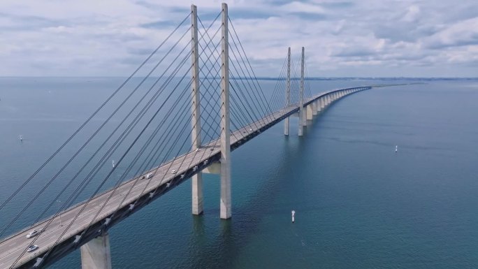 波罗的海上厄勒海峡大桥的全景鸟瞰图