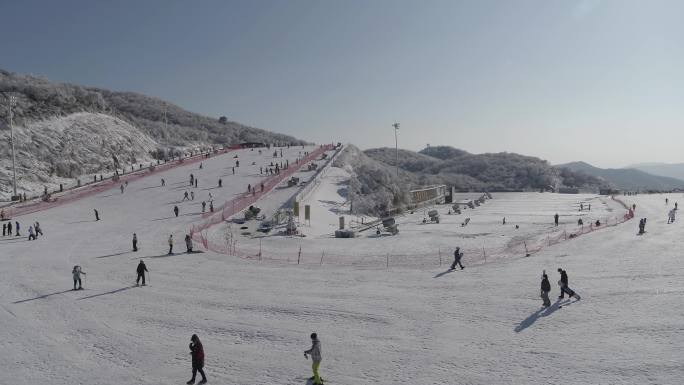 4K航拍安吉云上草原雪景 滑雪