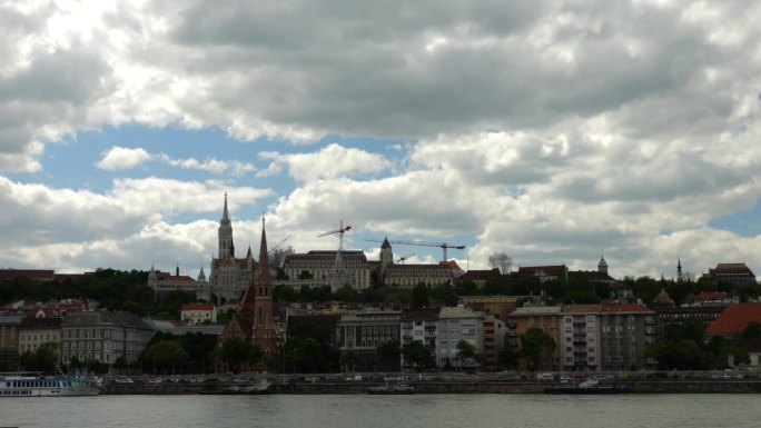 多瑙河西岸，渔夫堡和蓝天白云在晴朗的春天在布达佩斯，匈牙利。