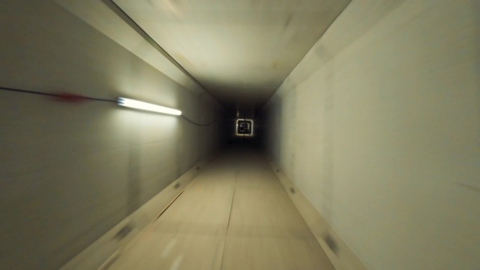 无人机飞行第一人称视角飞行通过黑暗的方形隧道或竖井