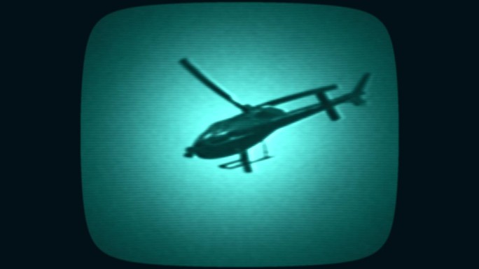 旧的CRT电视屏幕上播放着直升机在空中飞行的视频