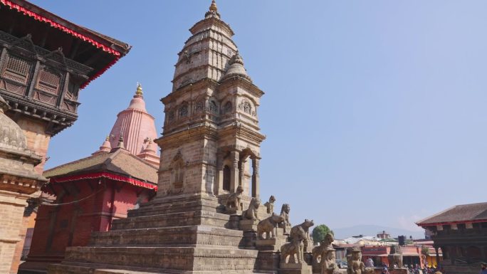 尼泊尔巴克塔普尔的杜巴广场，阳光明媚的一天，没有游客的西迪·拉克西米神庙楼梯上的石头守护者