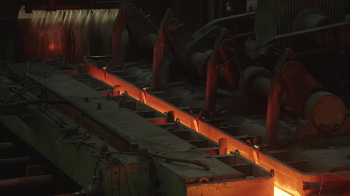 机器正在生产钢铁