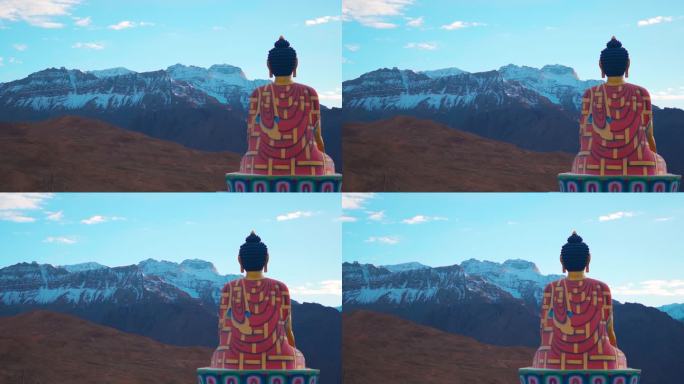 印度喜马偕尔邦斯皮提山谷兰扎村的兰扎佛像后面，白雪覆盖的喜马拉雅山脉。这尊佛像面对着白雪覆盖的喜马拉