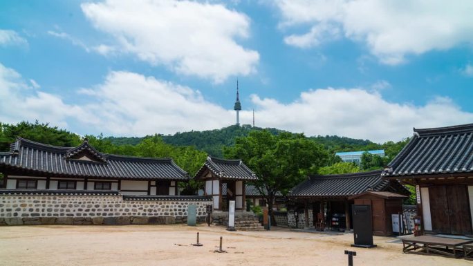 南山谷韩屋村。以及位于韩国首尔南山的首尔塔。