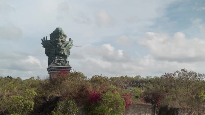 鹰路达维斯努肯卡纳巨型雕像纪念碑印度尼西亚巴厘岛时间流逝