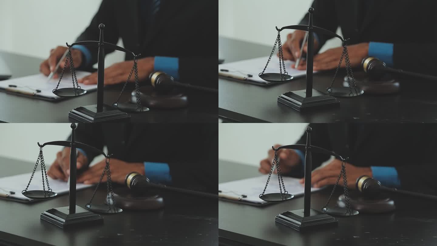 司法概念和律师们在办公室里讨论合同文书工作，桌子上放着黄铜天平，法官的锤子放在律师面前。法律、咨询、