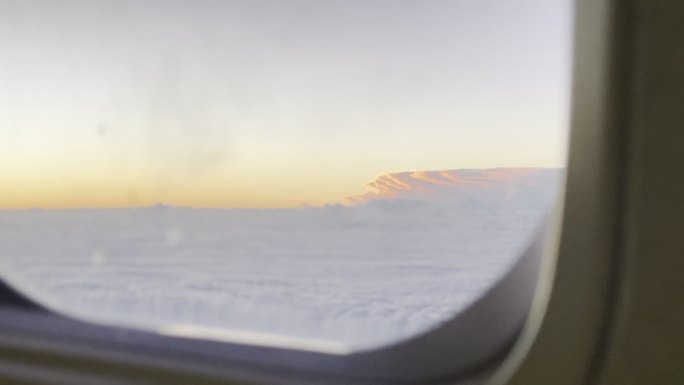 飞机窗外内部视角云海高空美景