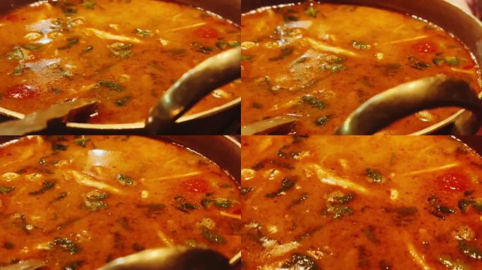 辛辣的海鲜汤，用番茄汤填满鲜嫩的鱼肉和贝类，带有一丝香料和香草