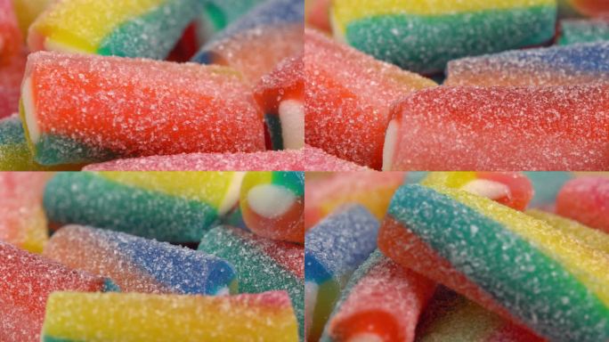 多色软糖果冻在木板上旋转。用糖和明胶制成的彩色软糖果冻糖果