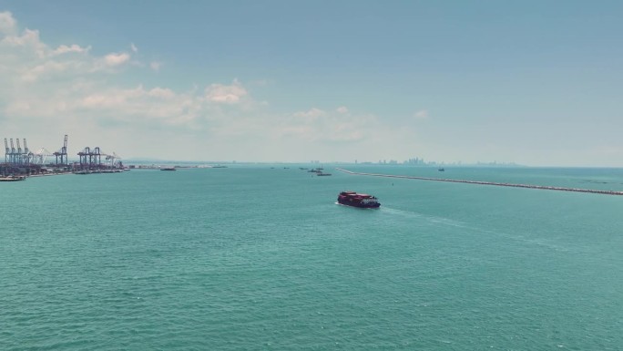 集装箱船在码头吊桥上进行远洋进出口业务。