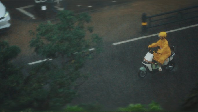 暴风雨中骑行的人