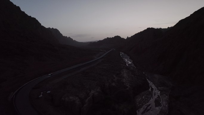 夜景，近景汽车行驶在山间