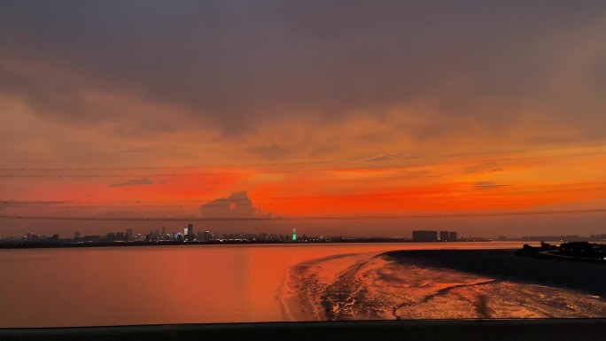 唯美夕阳晚霞 城市高速日落开车视频