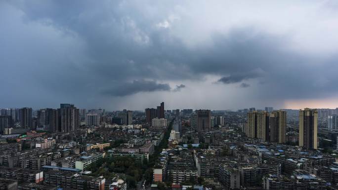 4k城市上空风云变幻乌云密布暴风雨前夕