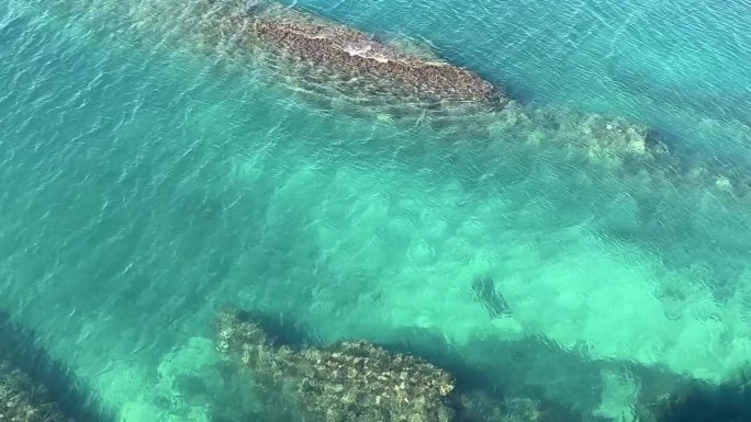 海水蓝蓝的绿松石涟漪在天堂泻湖，鸟瞰图。