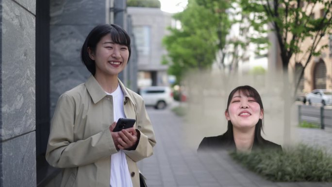 年轻的女商人在街上的虚拟展示中与客户交谈
