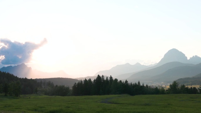 高山草甸和远眺的凤头山景色优美