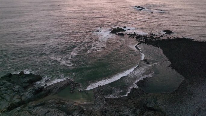 海水冲刷着海滩