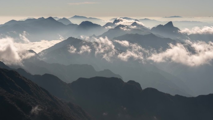 越南范斯潘山山顶的山峰和云层的时间流逝