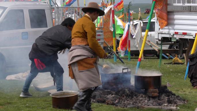 高原生活藏族人盛装聚会