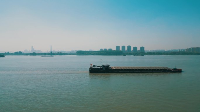 平移追踪长江上上行驶的渔船