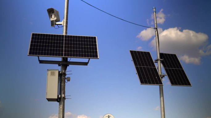这段视频显示，太阳能电池板安装在城市的一根杆子上，为用于速度控制的监控摄像头供电