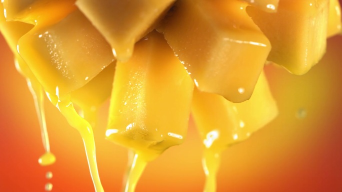 流动的芒果汁从半幻灯片芒果，微距镜头在慢动作