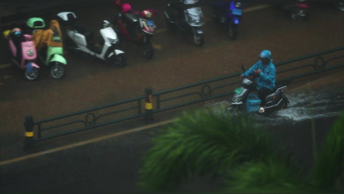雨天蓝色骑手
